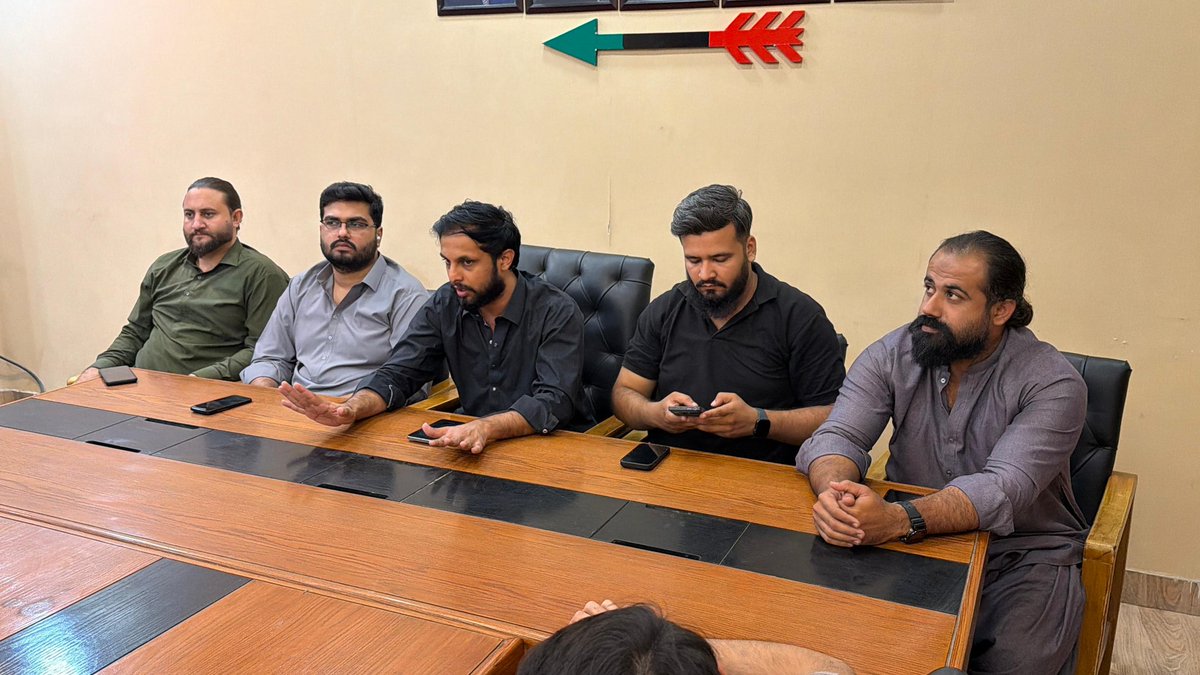 AkbarGilgiti5's tweet photo. Meeting PSF Karachi Division upcoming event of PPP Foundation Day 
Chaired by president PSF Karachi Division @EngrMadniRaza
#PPPFoundationWeek
@BBhuttoZardari @AseefaBZ @SaeedGhani1 https://t.co/P2RpPMUSDd