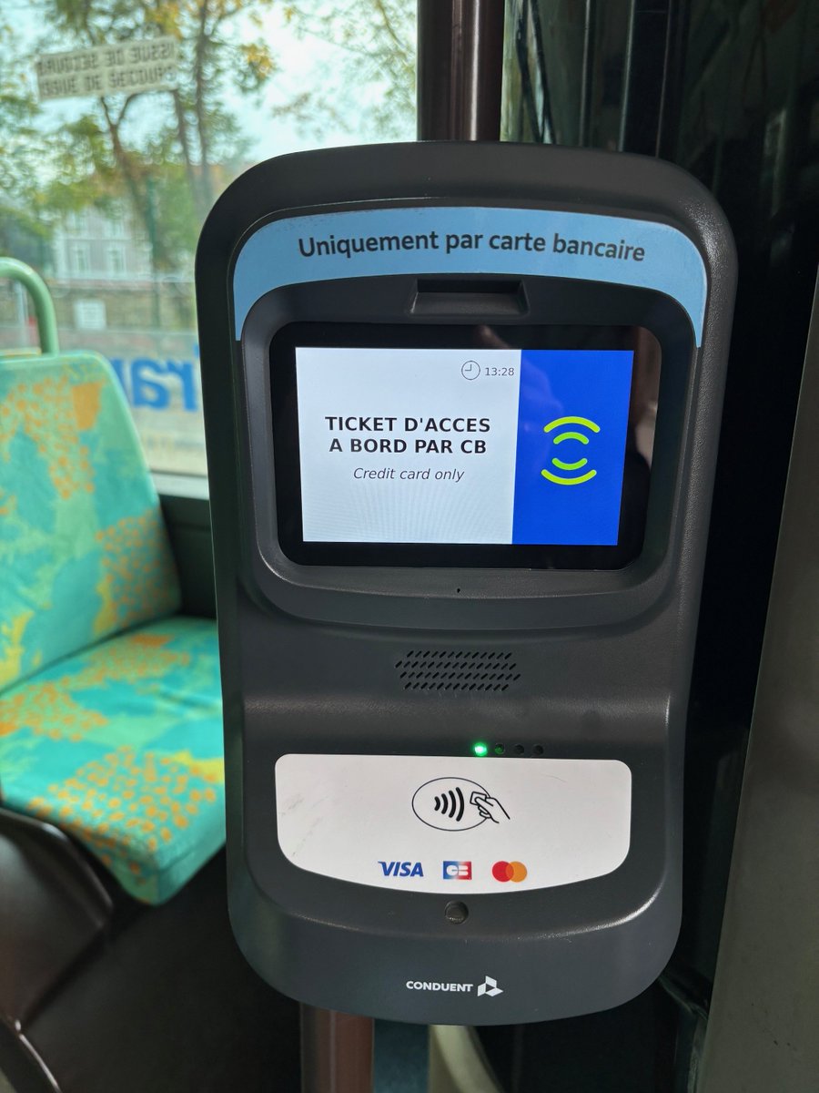 IDFmobilites's tweet image. 😱 Le #bus arrive et vous n’avez pas de ticket chargé sur un passe ou sur votre téléphone ?

Pas de panique : le #ticket d’accès à bord existe toujours et s’achète désormais sur une borne dans le bus, par carte bancaire 💳

🎫 Ce ticket de dépannage à 2,50 € est valable…