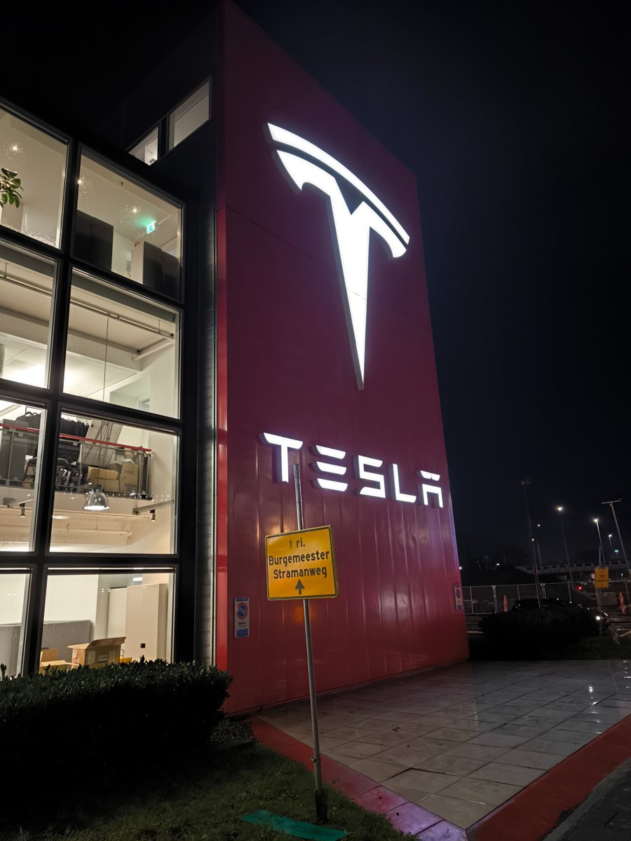 tirexxerit's tweet image. Omg eski ofisimin önündeyim. Içimde tuhaf duygular