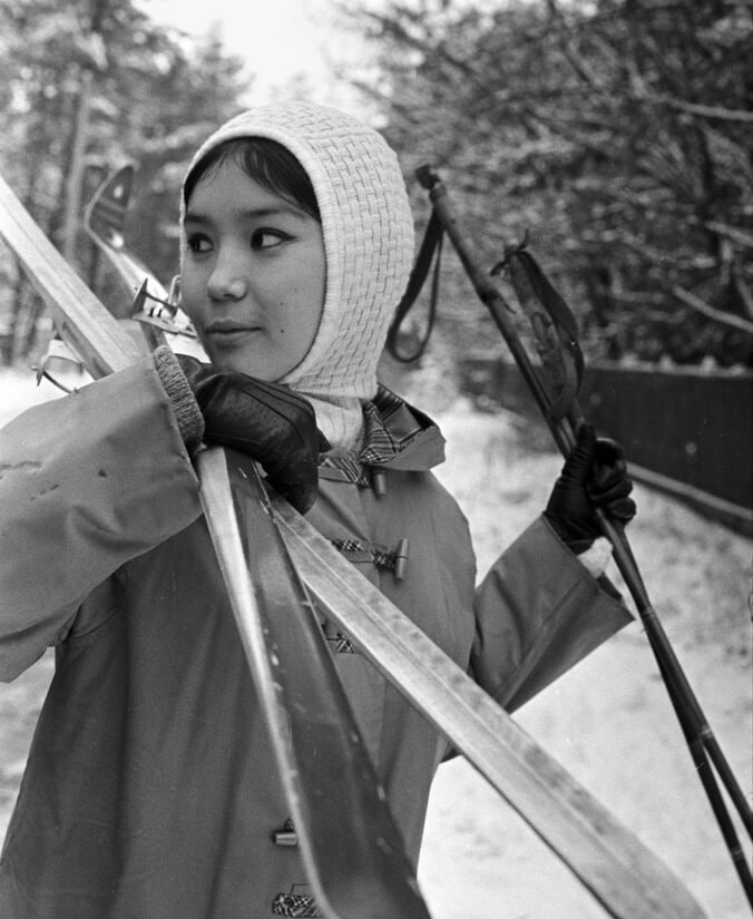 Киноактриса Наталья Аринбасарова на лыжной прогулке, Москва, СССР, 1966 год. Фото Михаил Озерский.

Прекрасное далёко