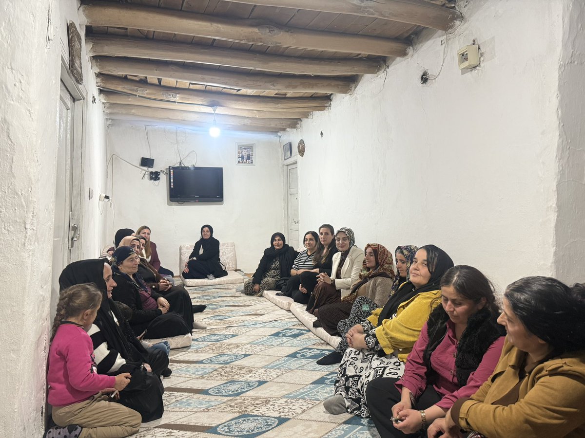 📍Hakkari /Keklikpınar Mahallesi 

Bugün Keklikpınar Mahallesi kadınlarıyla bir araya gelerek mahallemizin ihtiyaçlarını, beklentilerini ve birlikte atabileceğimiz adımları değerlendirdik. Kadınların gücüyle şekillenen bir toplum için sahada çalışmayı sürdürüyoruz.”