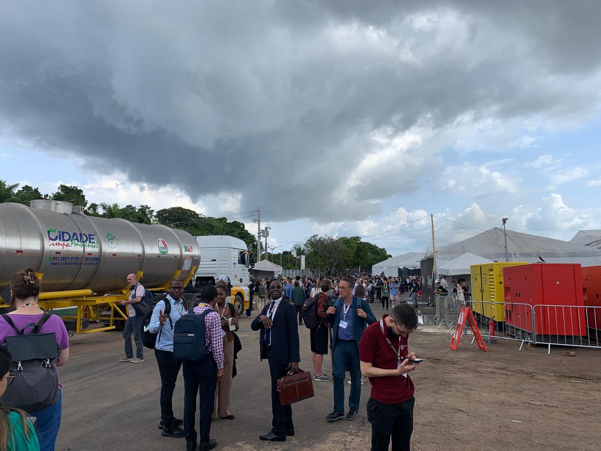 _MikeMuller's tweet image. Er is een flinke brand uitgebroken in het hallencomplex van de klimaattop. Iedereen is geëvacueerd. We staan nu tussen de brandstofwagens die de airco&apos;s voorzien van brandstof...