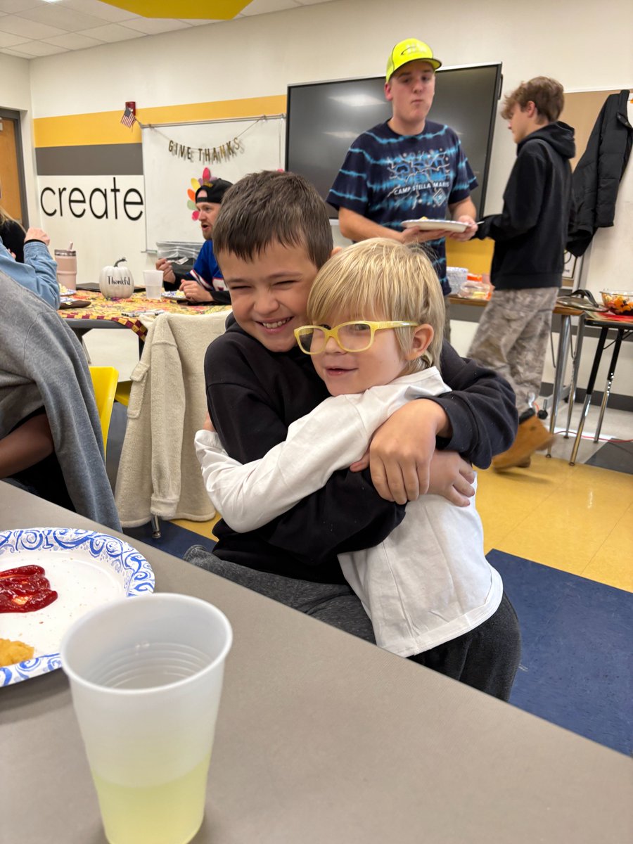 HFLCSD's tweet image. 🦃 Friendsgiving Across HF-L! Students from Lima, Manor, Middle, and High School came together for a heartwarming Friendsgiving. 💛🖤 Little Cougars met Big Cougars for the first time, sharing hugs, smiles, and games before enjoying a meal they helped prepare. 🥧✨ #WeAreHFL