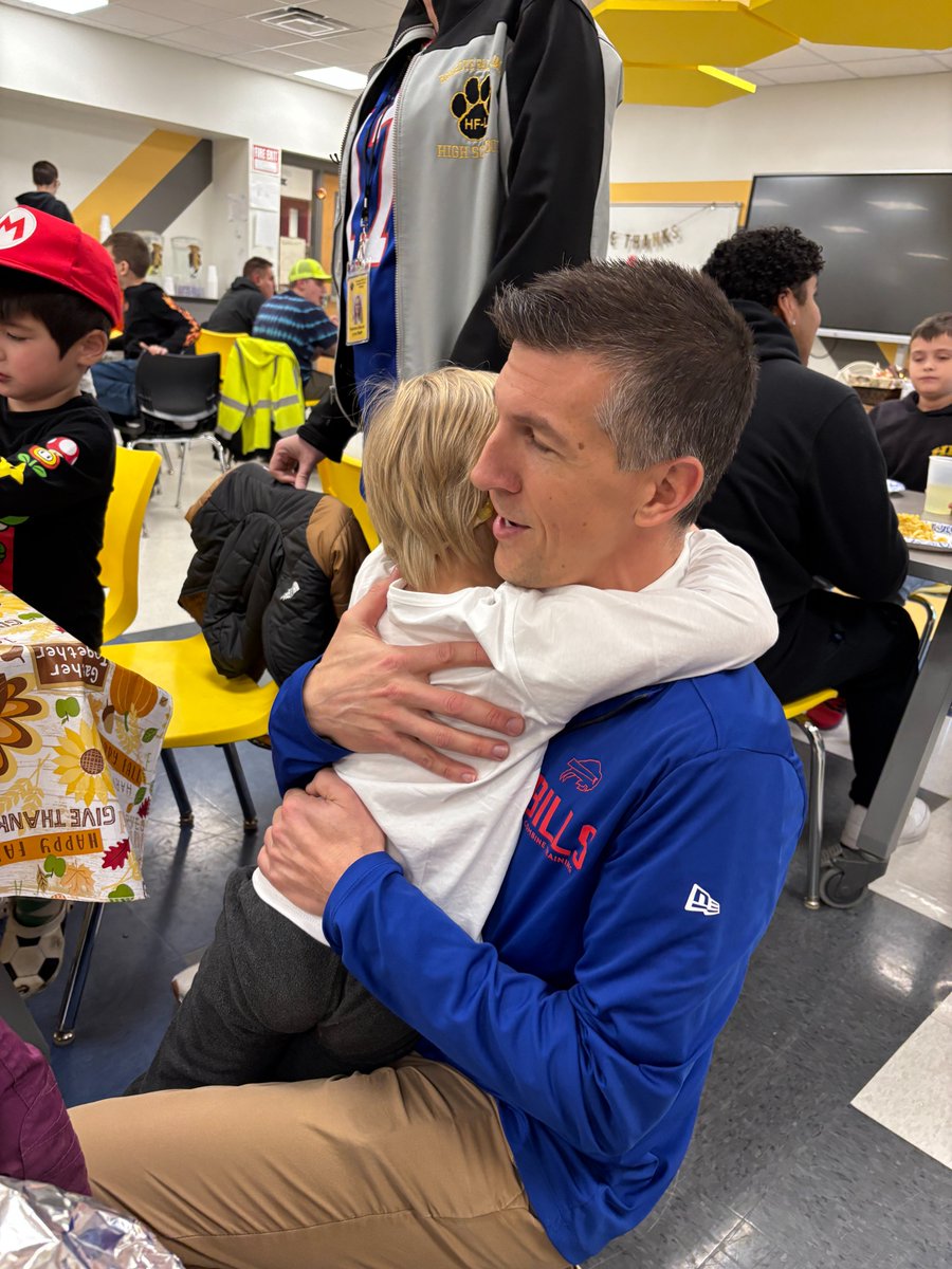 HFLCSD's tweet image. 🦃 Friendsgiving Across HF-L! Students from Lima, Manor, Middle, and High School came together for a heartwarming Friendsgiving. 💛🖤 Little Cougars met Big Cougars for the first time, sharing hugs, smiles, and games before enjoying a meal they helped prepare. 🥧✨ #WeAreHFL