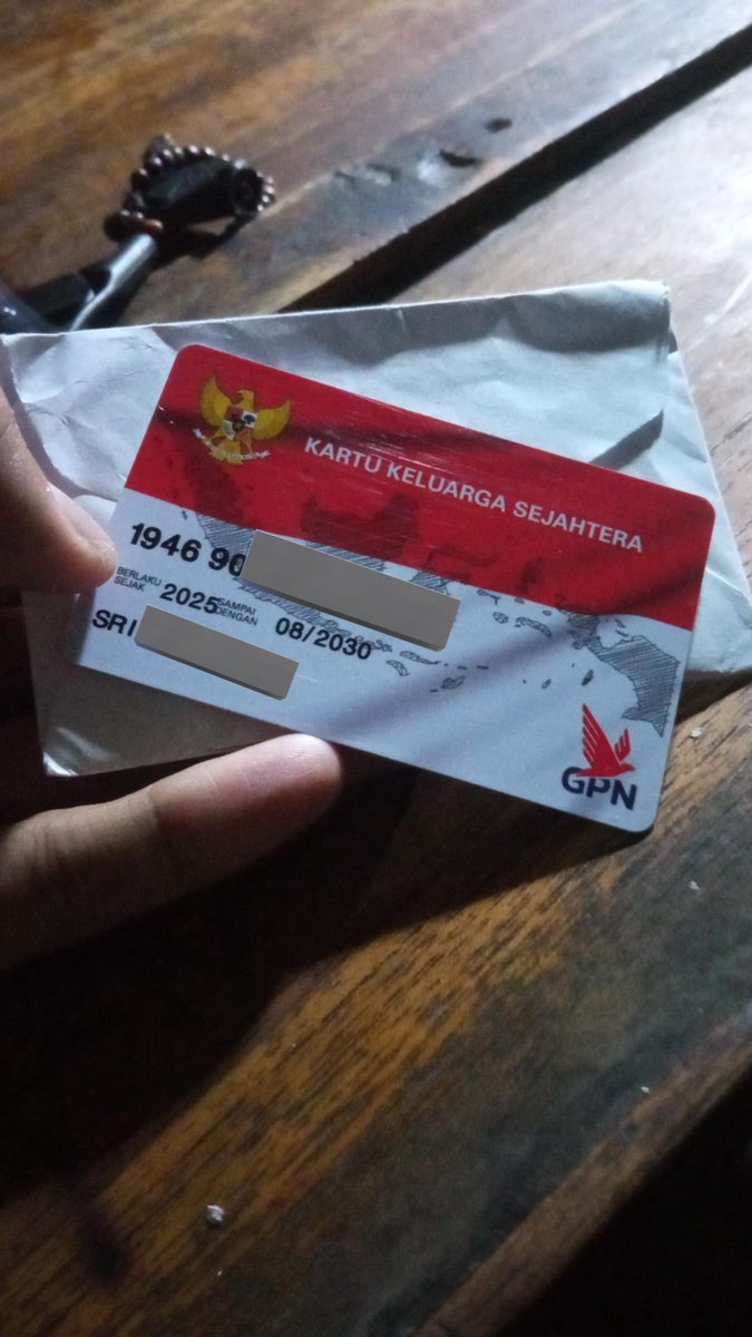 merapi_uncover's tweet image. Permisi min
Mau cerita

Saya sering ngangkring di daerah Krapyak, penjualnya sudah sepuh, sekitar 70 an th, tadi pas saya kesana disuruh cek ATM nya ( ATM bantuan sejahtera), sebelumnya ATM-nya dititipkan ke orang.

Beberapa hari sebelumnya tetangganya yg juga penerima bantuan…