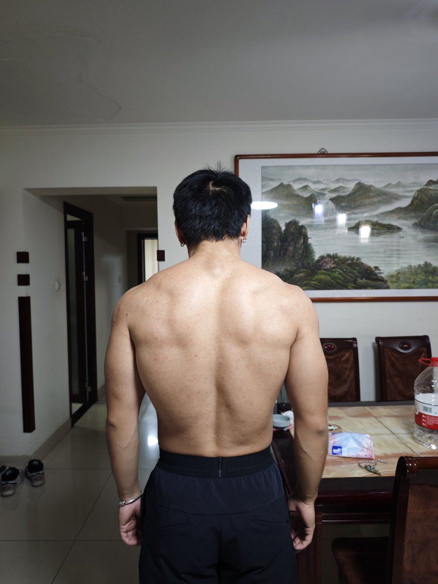 在我没看到我背面之前，我一直以为自己是小小的薄肌，好奇自己体重都去哪了