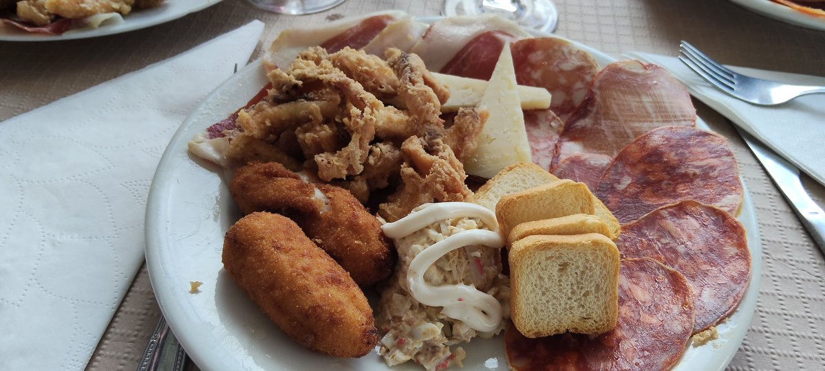 JAVIERCASTRO96's tweet image. Una especie de comida de trabajo que al final fue a más. Restaurante Río Ebro del polígono industrial de Guarnizo. Pues todo n
Muy bien 😎