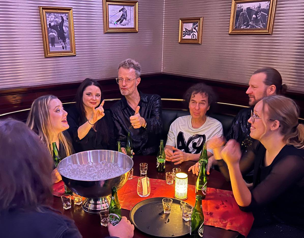 Finbesök av Magnus Uggla 👑 och gänget efter sin 100:e spelning på <a href="/GotalejonSthlm/">Göta Lejon</a> i lördags! Stort! 🍺🎤