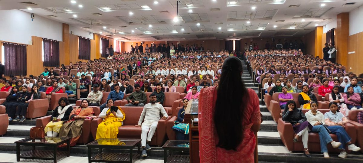 खंडवा नगर द्वारा रानी लक्ष्मीबाई जयंती एवं स्त्री शक्ति दिवस के उपलक्ष्य विशेष व्याख्यान कार्यक्रम 'मणिकार्णिका' का आयोजन किया गया। जिसमें मुख्य रूप से यूपीएससी टॉपर श्री सृष्टि देशमुख, डॉ माला सिंह ठाकुर, डॉ संजय कुमार दादू एवं श्री अजय सिंह राजपूत उपस्थित रहे।

#Abvp #AbvpMalwa