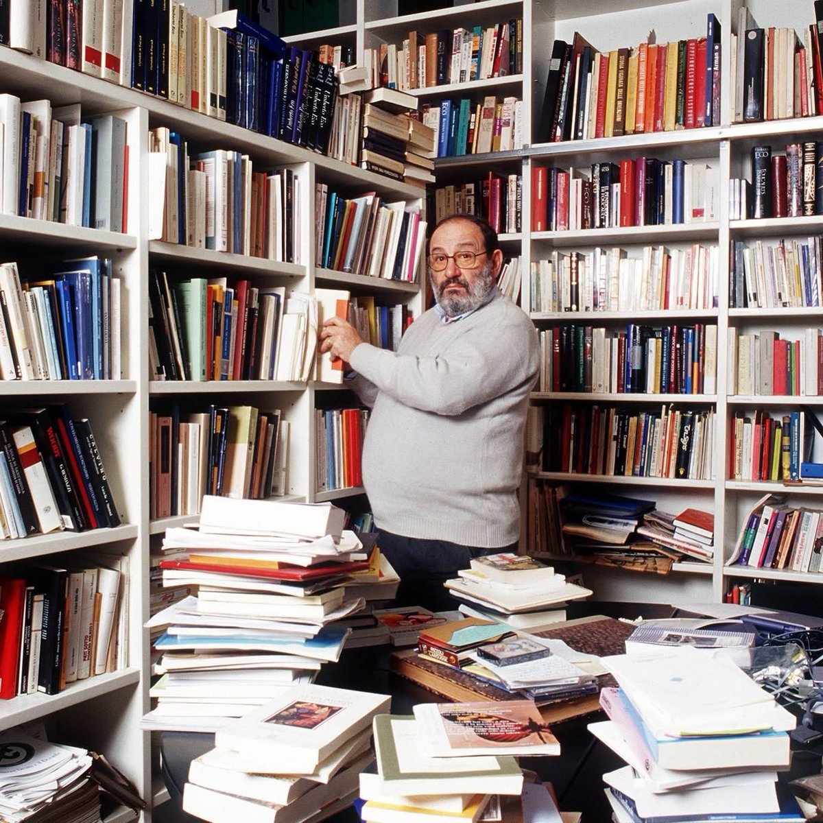 memoart_dadrien's tweet image. Umberto Eco :

« Umberto Eco, qui possédait 50 000 livres, disait ceci à propos des bibliothèques personnelles :

« Il est insensé de penser qu&apos;il faut lire tous les livres qu&apos;on achète, tout comme il est insensé de critiquer ceux qui achètent plus de livres qu&apos;ils ne pourront…