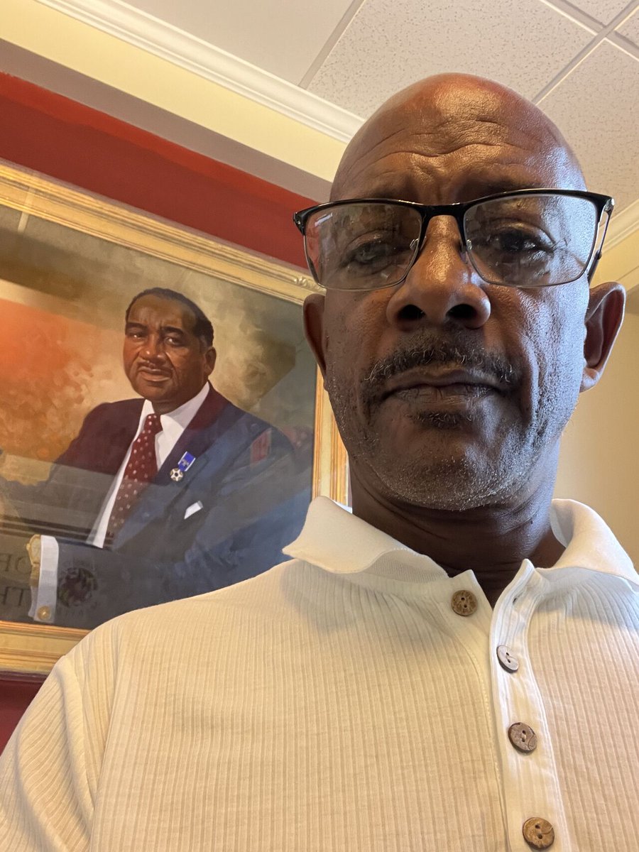 DoniGlover's tweet image. 30 years ago, I promised Dean T.J. Bryant I’d earn my doctorate. This fall, I walked onto UMD’s campus to fulfill that vow.

From my first ugly website to BMORENews.com to earning my Master’s at 60—this journey is divine order.

Read ➡️ bmorenews.com/divine-order-f…

#DBA