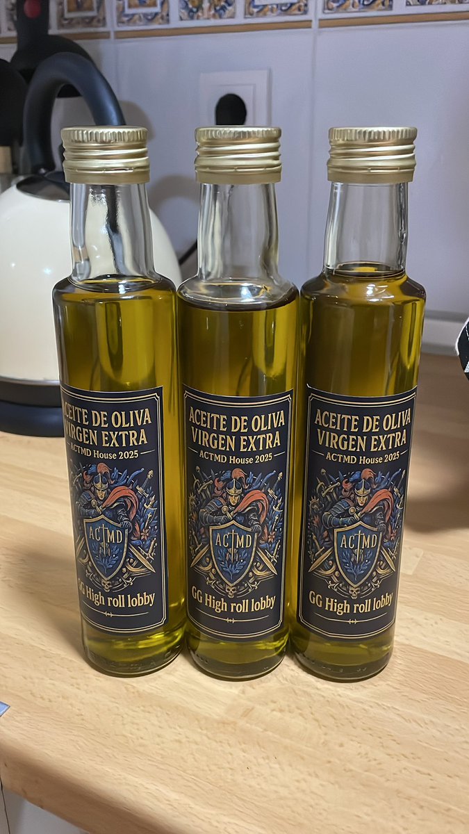 Jajajaja me parto , en la #akaparty me dijo Sokar que me enviaría aceite y resulta que le han puesto en la botella “GG High roll lobby” JAJAAJAJAJA