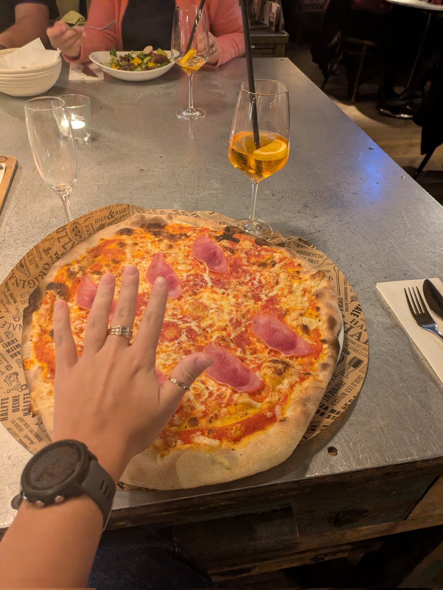 Поймала очень большую и очень глупую пиццу