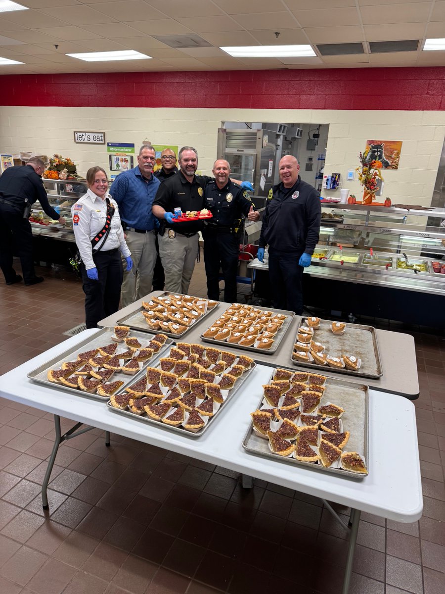 A huge thank you to our Maryville City Police Officers and Fire Department for serving our students during Thanksgiving lunch at Foothills Elementary today! We’re grateful for your service - both in our community and in our schools. 🦃❤️