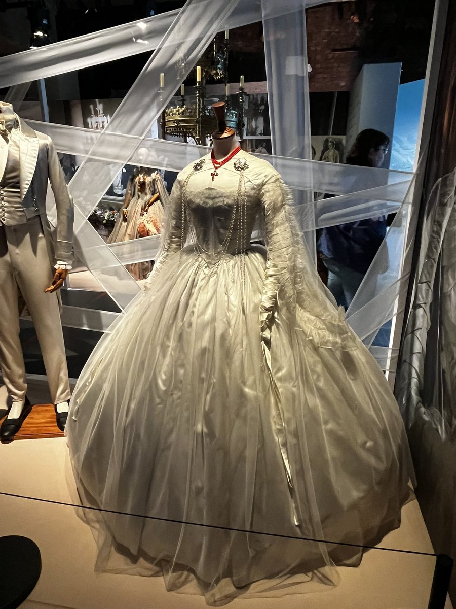 ClNEMANYA's tweet image. The wedding dress, I need Elizabeth&apos;s wedding dress