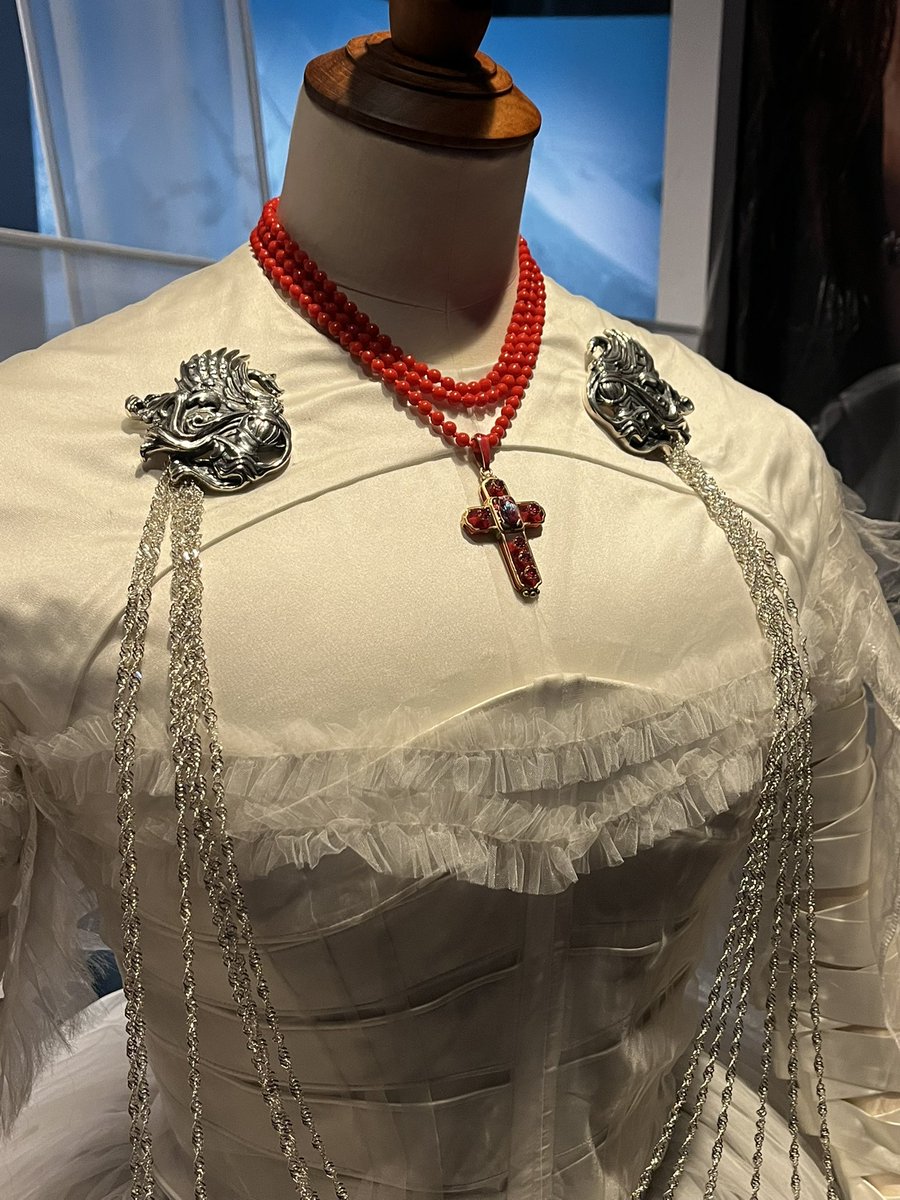 ClNEMANYA's tweet image. The wedding dress, I need Elizabeth&apos;s wedding dress