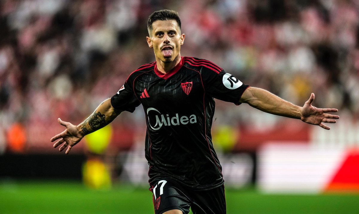 blancoyrojo_sfc's tweet image. ALFON 🎙️ &apos;Tuve ofertas para esa cláusula q tenía, liberarla, y en ningún momento ni se me pasó por la cabeza. No tuve dudas. Siempre dije a mi familia y a mi representante q había tomado la decisión de ir al #SevillaFC, q era la mejor opción. Quería ir, disfrutarla&apos;.