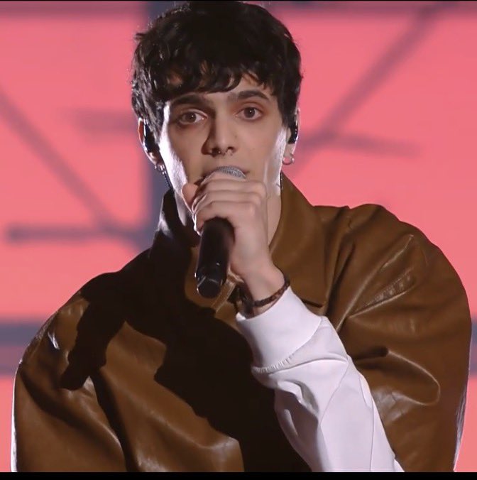 Patri27102022's tweet image. Cantare con una bella voce è un dono, ma arrivare dritto al cuore di chi ascolta…beh, quella è magia pura.Non serve la perfezione tecnica,serve l&apos;emozione vera. La passione batte sempre la nota giusta❤️
#XF2025 #Telly #XFactor