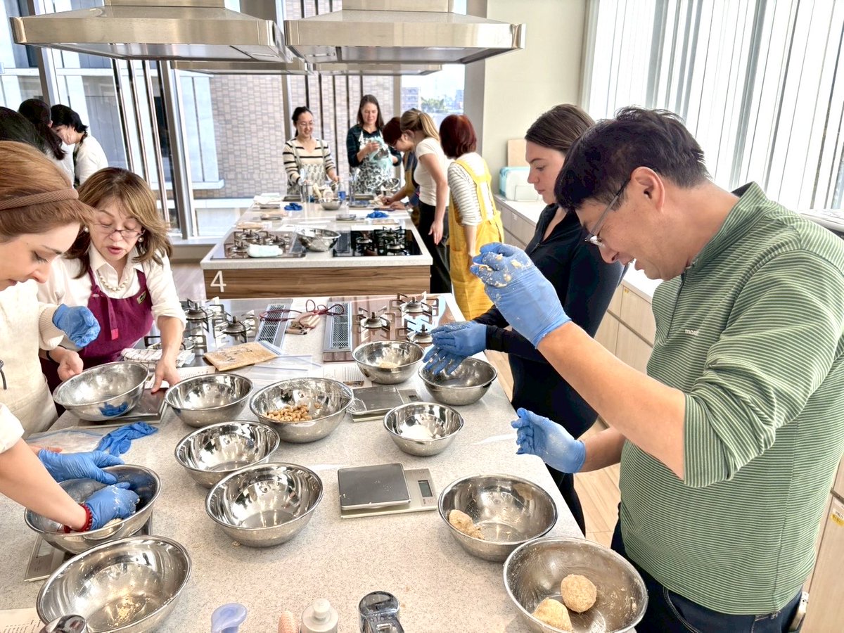 goodmaple's tweet image. #GlobalMisoKitchen
Participants from six countries came together to experience Japanese fermentation culture through miso making.

A small act of making miso quietly becomes a bridge connecting Japan and the world.

#Fermentation #CulturalExchange #JapanKojiCultureAssociation