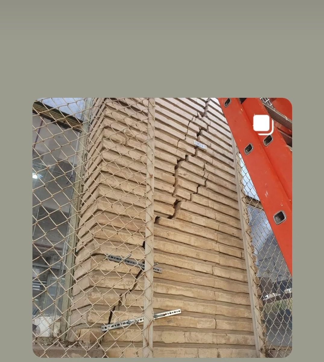 Eva_MG74's tweet image. Grieta en el Ies Pedro de Luna.