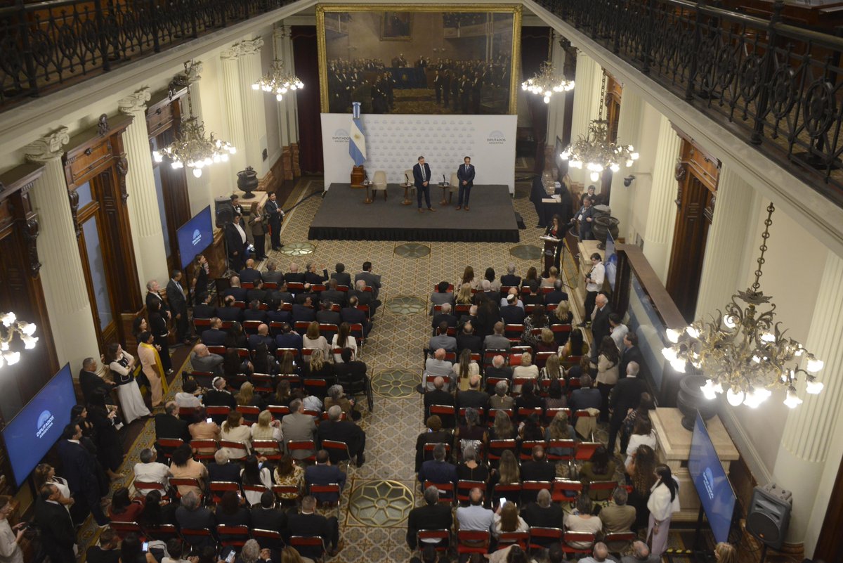 GustavoSaenzOK's tweet photo. Gran honor recibir en @DiputadosAR la distinción de Liderazgos Transformadores en América Latina,  un reconocimiento a la visión ética y al compromiso con el desarrollo sostenible que impulsamos desde Salta.

Vengo de una provincia de salares y yungas, de minerales y frutos del campo, con una enorme diversidad. 

Por eso, nuestra visión es producir conservando y conservar produciendo.

Buscamos crecimiento con seguridad jurídica y estabilidad, asegurando que ninguna inversión se haga a costa del impacto ambiental. La vinculación social, ambiental y productiva es real.

Agradezco especialmente al diputado @juanfbrugge y a Zark Vauhlosky Reyes (FIDEHUS México) por la distinción.