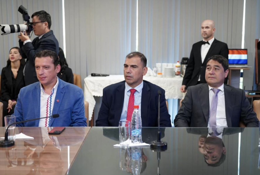 Hoy la delegación parlamentaria de Taiwán se reunió con el presidente del Senado <a href="/bachinunezpy/">Bachi Nuñez</a> y senadores paraguayos. Con representantes de todos nuestros principales partidos, reafirmamos que Paraguay es un CONSENSO para el pueblo taiwanés 💪🏻