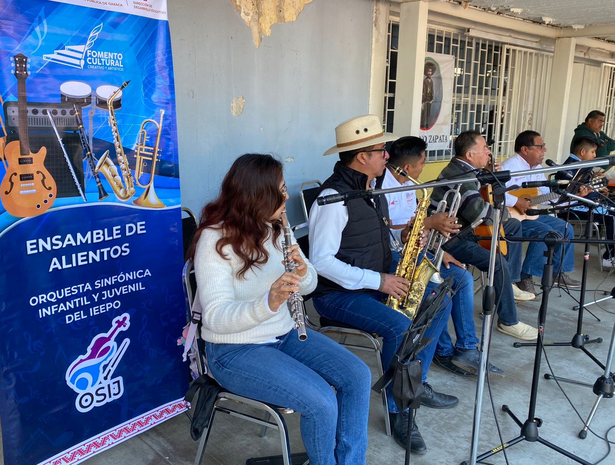 IEEPOGobOax's tweet photo. En el marco del 115 aniversario de la #RevoluciónMexicana, el Ensamble de Alientos de la Orquesta Sinfónica Infantil y Juvenil del IEEPO #OSIJ participó en la ceremonia cívica-social de la Escuela Primaria "21 de Agosto", que celebra 80 años de historia.
#QueSigaLaTransformación https://t.co/czKxQFqaz5