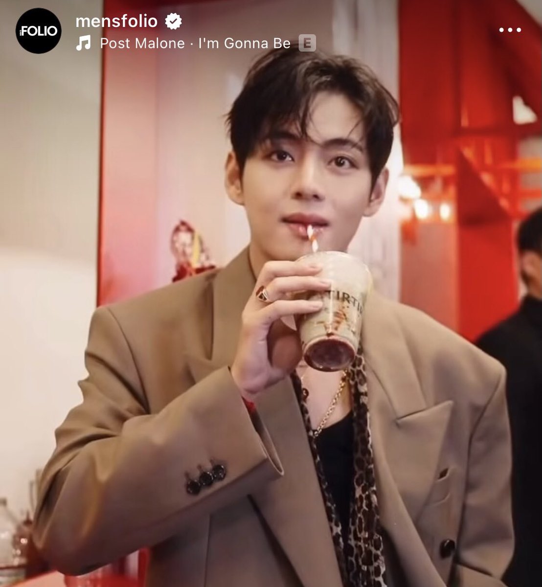 borahae3095's tweet image. [INFO] 🐯🐻

MENSFOLIO via Instagram:

&quot;Tudo o que eu quero para o Natal é... ser aquele canudo no smoothie do @tirtir_official&quot;.

Eu também queria ser esse canudo 🫠.

📲instagram.com/reel/DRSNKybj7…

TIRTIR AMBASSADOR TAEHYUNG
V FACE OF TIRTIR
#TaehyungxTIRTIR
#VxTIRTIRGLOBAL