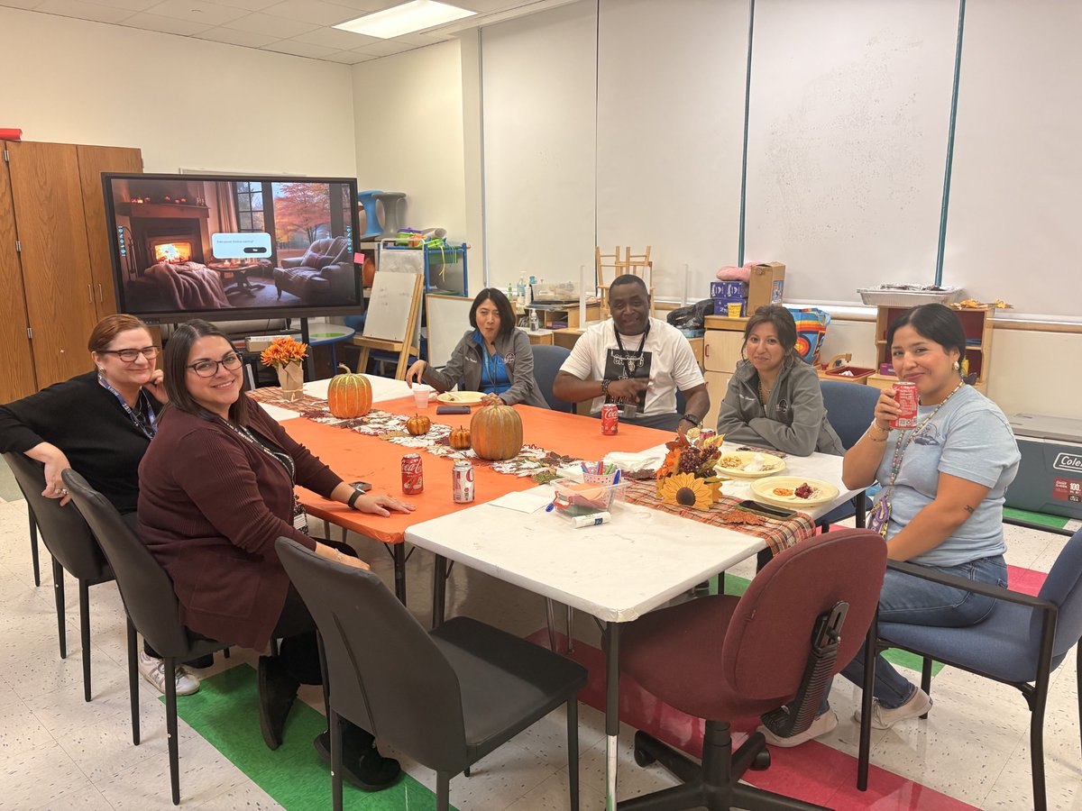 SanJacintoJets's tweet image. Grateful for our amazing staff who came together to bring us this delicious Potluck !💜
@RubyGarzaDISD 
@Region1DISD
