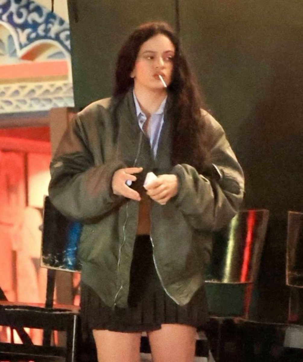 updaterosalia's tweet image. ROSALÍA revealed to Coach by Lena Situations that after the tour, she ended up getting distracted by one of her partners, which ended up delaying the process of her album &quot;LUX&quot;.

“When I finished touring, I was seeing someone, and I remember feeling inspired to write letters to…