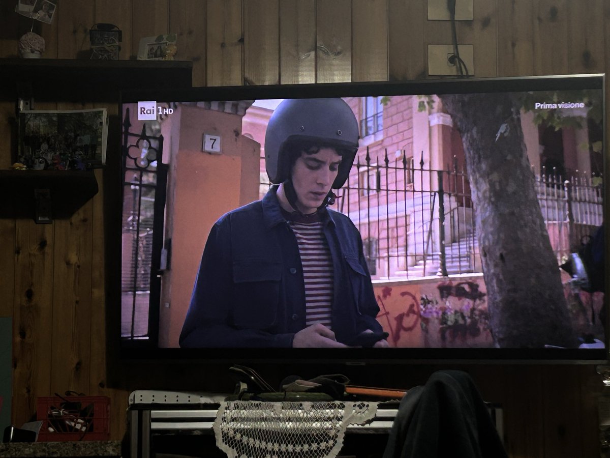 TTWL0VEGOES_'s tweet image. quella scuola mi è molto familiare…
#unprofessore3