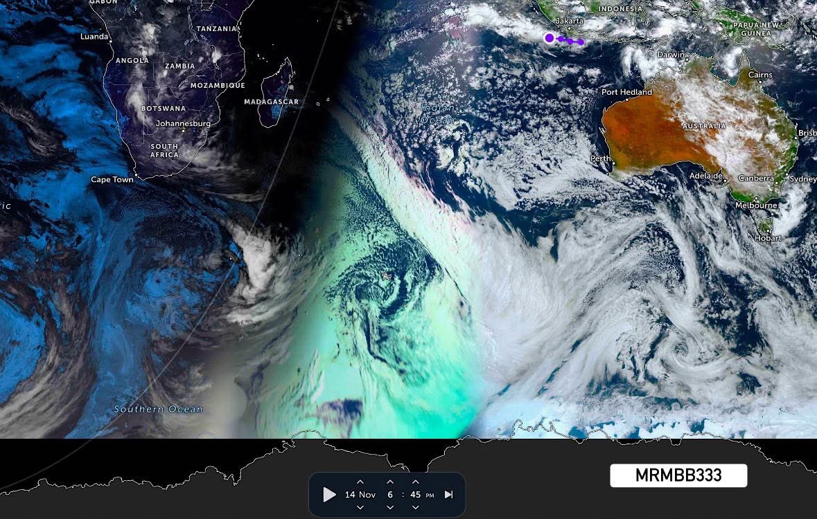 A 3,000-mile GREEN ANOMALY has appeared in the South Indian Ocean — and it hasn’t gone away for over a week.

It showed up on 11/10 at sunrise, again on 11/11, and it’s STILL there today.

Auroras don’t do this.
Something is off.

#MrMBB333 #Anomaly #EarthWatchman