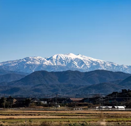 Intimacy_mkt's tweet image. おはようございます🌤
相互さんの石川の銘酒ポストに心が温まりました。石川で過ごした20代。酒蔵巡りに夢中になっていたものです。当時は酒粕が袋詰めにされていて、タダで持ち帰れました。甘酒や粕汁をよく作ったことを思い出します。名峰白山を見ながら。みなさん良い一日を！