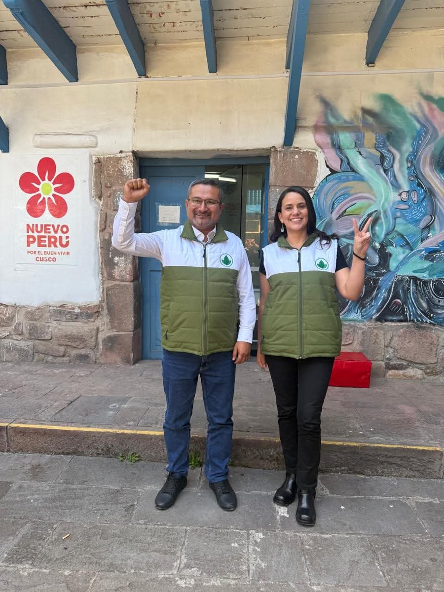 VocesDelPueblo6's tweet photo. 🇵🇪 ¡Por la Patria, Venceremos! ✊ 

Desde #Cusco, el candidato presidencial @RonaldAtencio  y la compañera Verónica Mendoza para reafirmar la #unidad de la Alianza #Venceremos y comprometerse mutuamente a trabajar incansablemente hasta recuperar la Patria.✊ 

#NuevaConstitución https://t.co/AaBoVMbJml