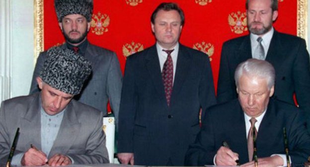 cossackgundi's tweet image. Russia and Chechnya Signing a peace deal... Glad we have history to tell us how that one worked out.