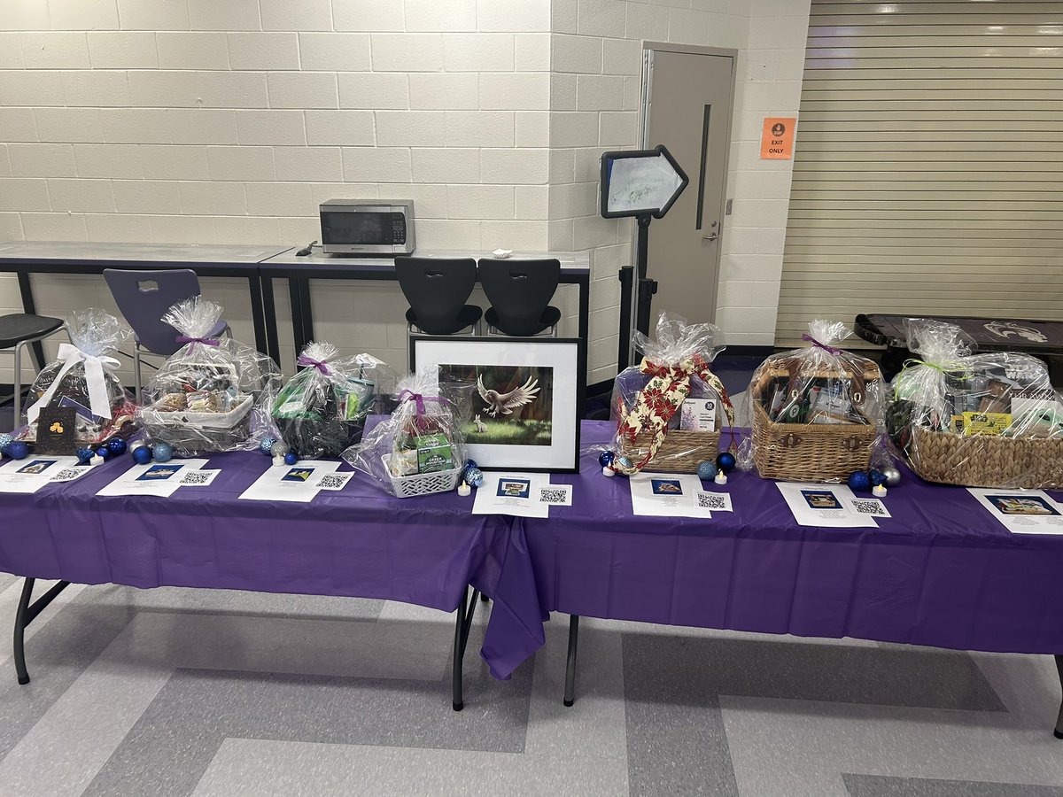 rvhs's tweet image. 🍲 The Giving Bowl is happening NOW at Ridge View! Stop by for some delicious soups, sweet treats, and great company. Join us as we give back to our community!  💜🩶 #BlazerPride #RidgeViewGivingBowl #WinterWishes25