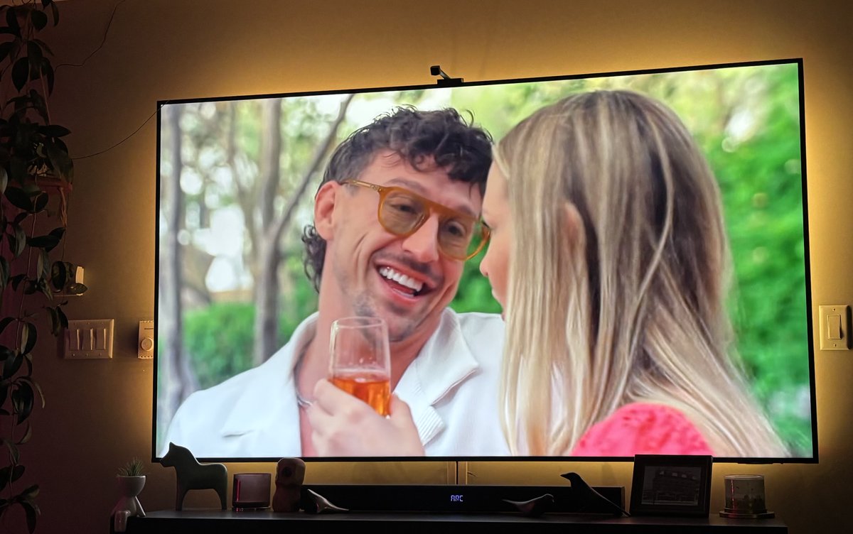 OMG, full jump-scare when this goblin reappeared 😭
He's douchey, dorky… and like 3% sexy, which is frankly upsetting lol 💀

#SouthernCharm 🌴