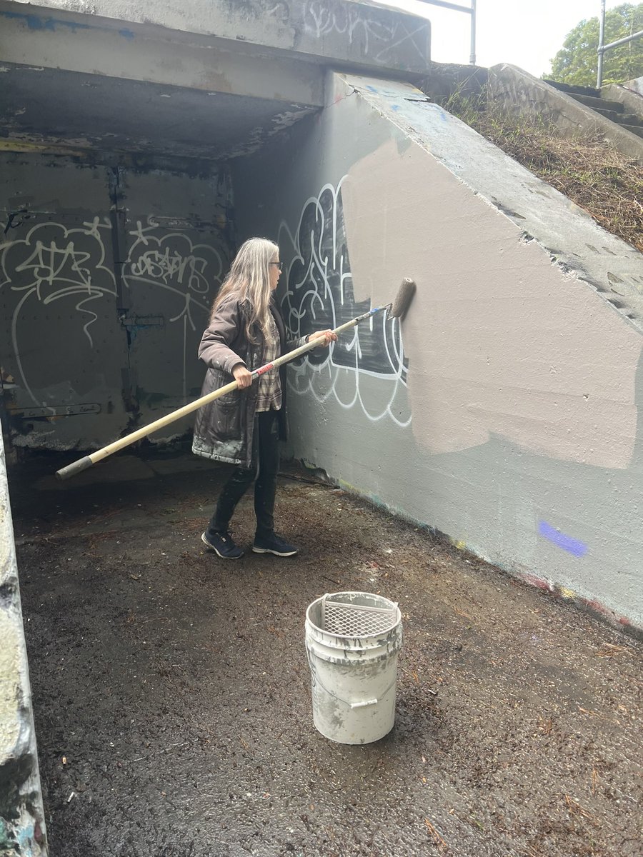 RefuseRefuseSF's tweet image. After pausing the workdays rehabbing Battery Chester in Fort Miley due to the government shutdown, we came back with a bang thanks to regular volunteers and a group from @CluneGC who came out to dig out mud from the rains and paint over the graffiti that had built back up. 🙏🏽