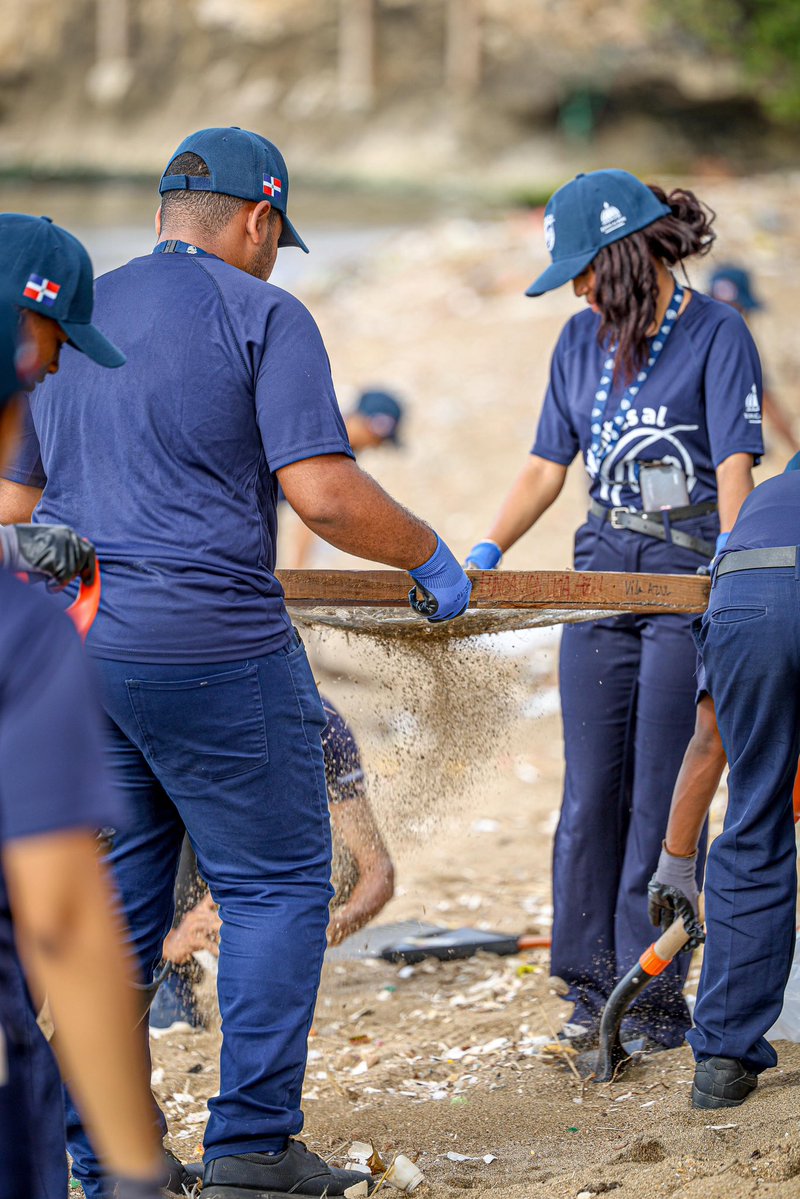 LMDECAMPS's tweet image. Primer misión de Agentes al 100 en la playa San Gil, Montesinos.
Trabajé junto a estudiantes comprometidos con cuidar lo que es de todos.
Y les digo algo: ver a jóvenes limpiando una playa que no ensuciaron reafirma la fuerza y el nivel de conciencia de esta nueva generación. 🇩🇴