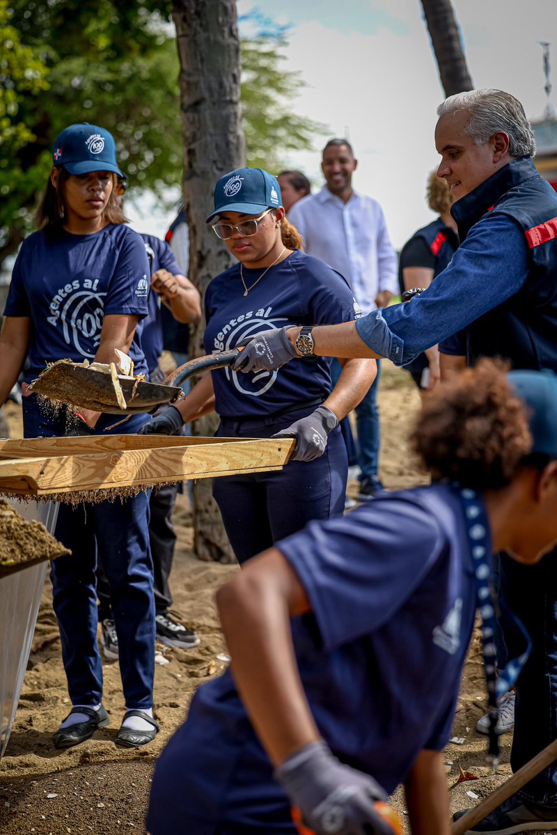LMDECAMPS's tweet image. Primer misión de Agentes al 100 en la playa San Gil, Montesinos.
Trabajé junto a estudiantes comprometidos con cuidar lo que es de todos.
Y les digo algo: ver a jóvenes limpiando una playa que no ensuciaron reafirma la fuerza y el nivel de conciencia de esta nueva generación. 🇩🇴