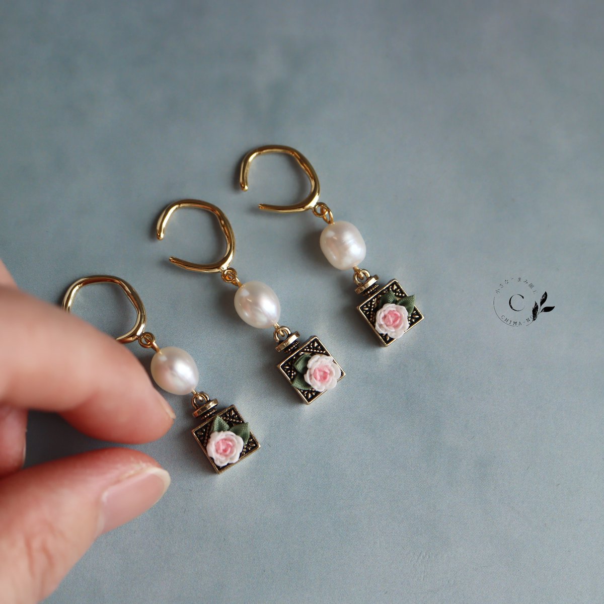 fiorellino_anzu's tweet image. 思ったより小さい！
を味わっていただけるサイズです。

土台の金具部分は約8mm
バラの花は約5mmととっても小さいです。

可愛さも香りもギュギュッと詰め込んでいるようで良い香りが漂ってきそう。

つまみ細工楽しい🌹