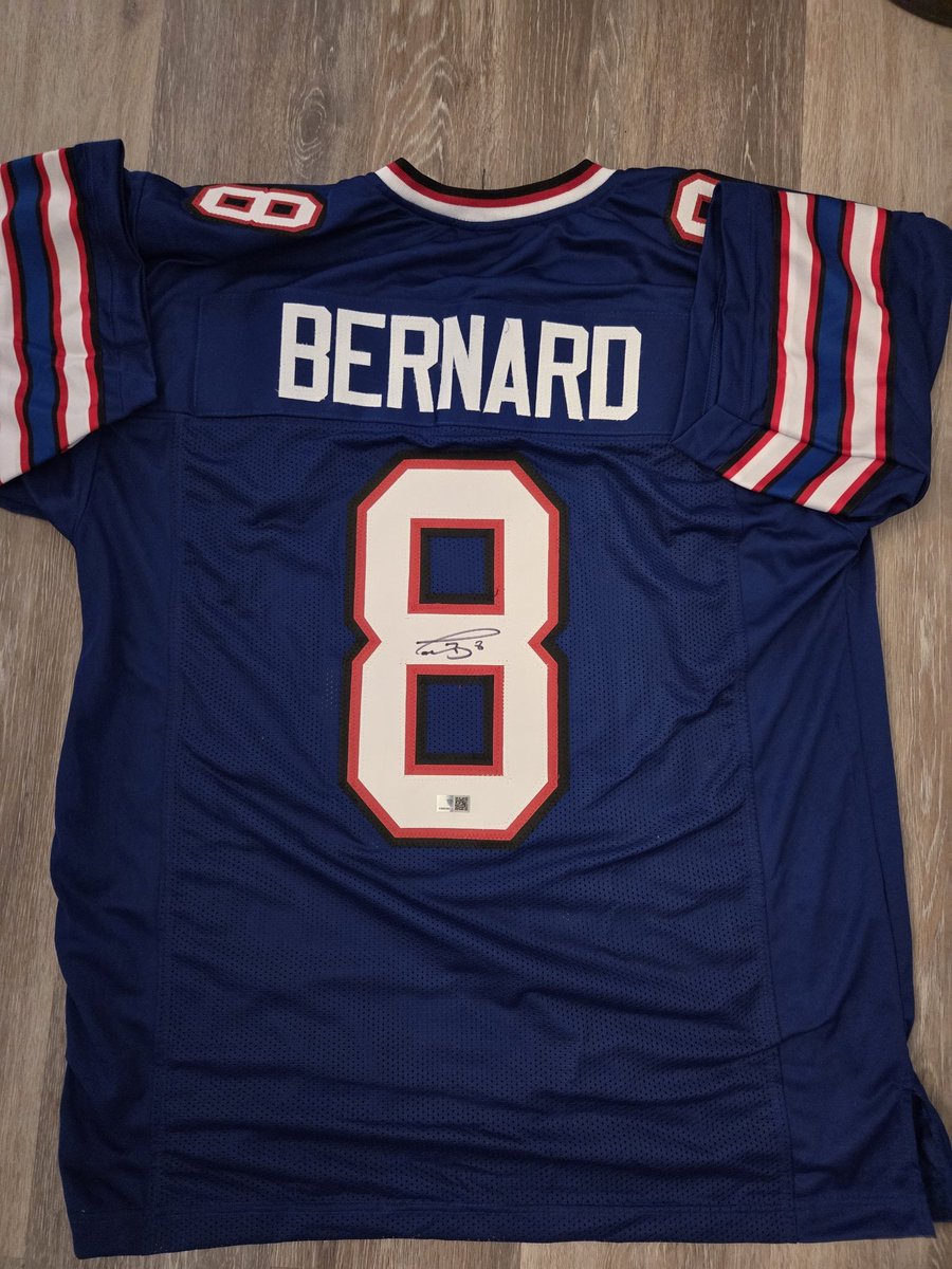 KrystleNoel1128's tweet image. 🚨🚨 Bernard Giveaway 🚨🚨

To win this sign Terrel Bernard jersey:
- retweet 
- follow me
- follow @jimmyreu81 

Winner will be selected December 14th!!! Good luck!!! #BillsMafia