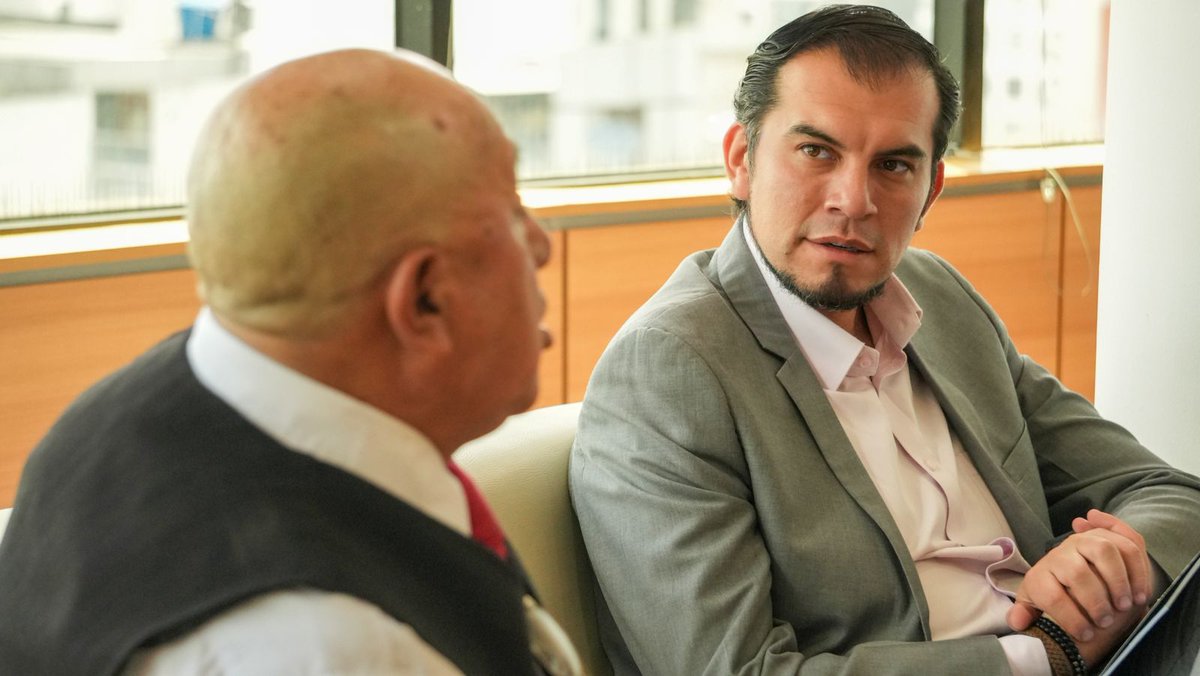 FAzuay2's tweet photo. Quito:
Acompañamos a una reunión de trabajo al Compañero @EdwinSalazarB Secretario General del Comité de Empresa Único de Trabajadores del @Educacion_Ec con el Ministro @haburbano del @MinTrabajoEc.
Unidad y Trabajo x el derecho dlos Trabajadores @DanielNoboaOk.
@CesarSa92327091 https://t.co/mH49UwDtMt