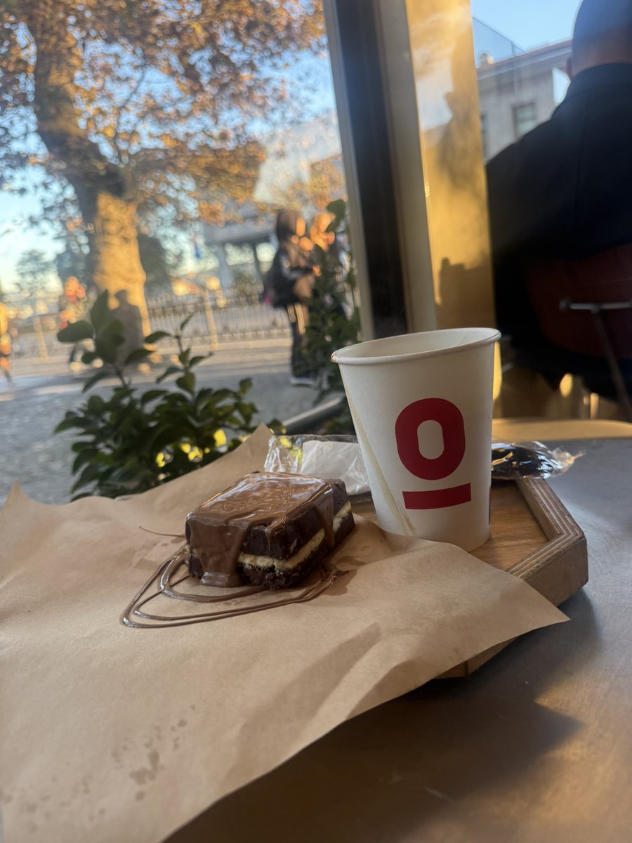 <a href="/Omal3aal/">سنا الكويت 🇰🇼 🤍</a> ليتها كانت على مزاجي
كان ما فارقتك دقيقه
وان كان تبي الحقيقه
حكم القدر أطفى سراجي
وادري بإحساسك والشعور
تحسب القلب ظالم وجاني
وتزعل بليا سبب وتجفاني
لا تجي كلك يا حسين المعاني
حبك داخل الجوف هذا مكانه
يعزف كلام الغلا بأعذب ألحانه
وافي طول العمر ابد ماخانه🌹🙏