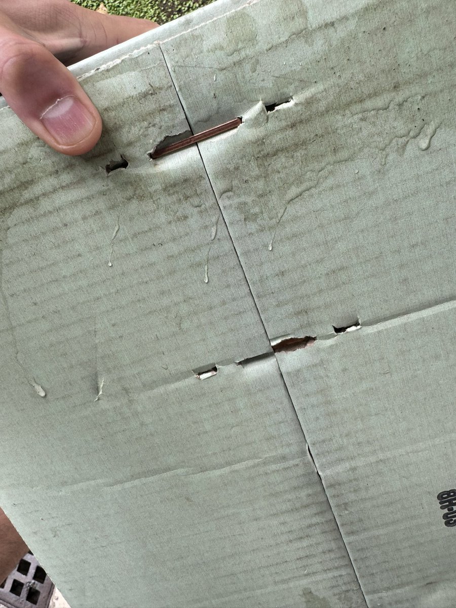 今日のごみトリビア】 ダンボールの太い金具は取らないでも大丈夫です