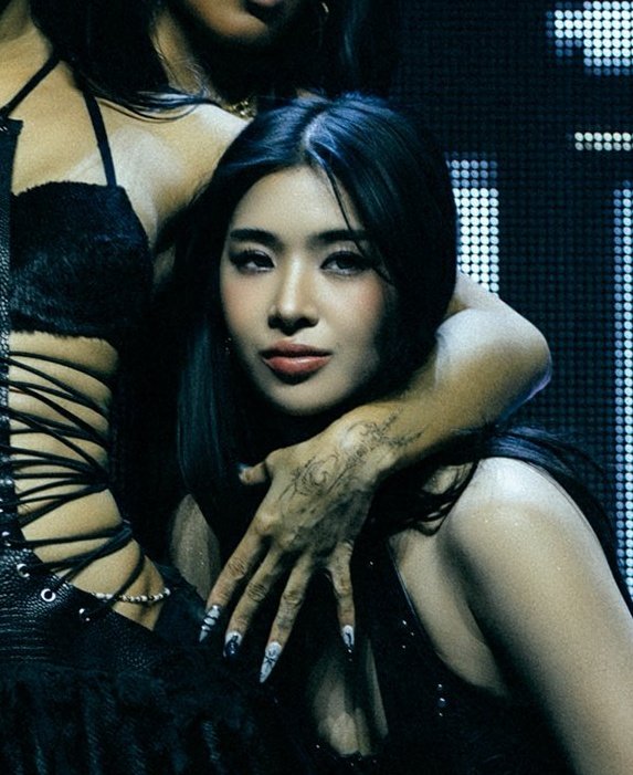 vmphia's tweet image. she pays with face card btw