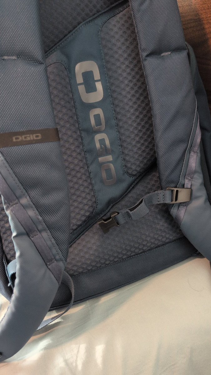socalrob626's tweet photo. @OGIO I received a PACE PRO 25L BACKPACK as a gift a few months ago and I'm not sure if the clip came off or it wasn't on the backpack when I got it. Not sure where to to order this part. Can someone please help me. https://t.co/6SP1qeRNkN