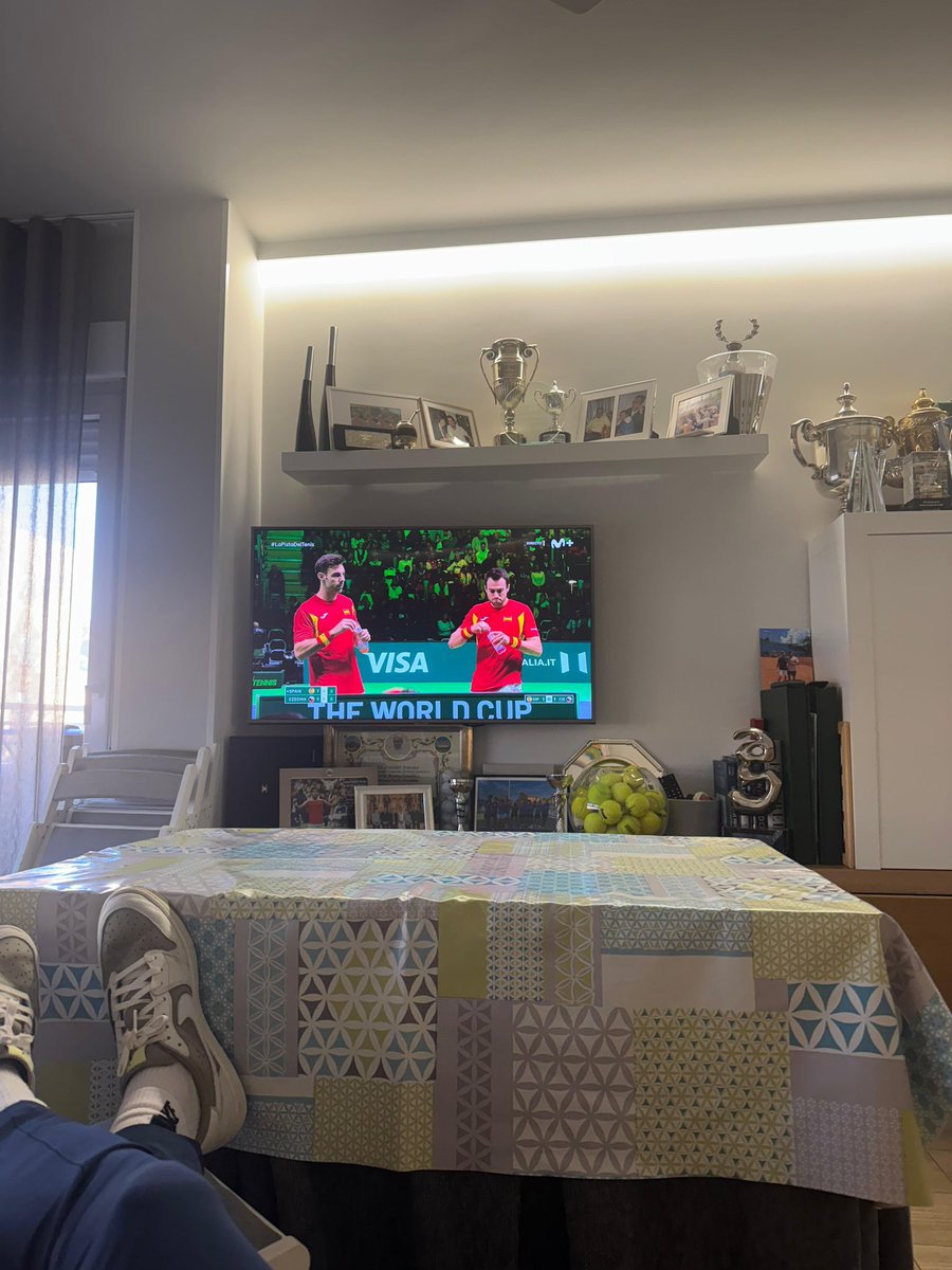 Esto está perfectamente estudiado <a href="/carlosalcaraz/">Carlos Alcaraz</a> tiene el mantel mejor que lo dejaría mi abuela después de la cena de Nochebuena