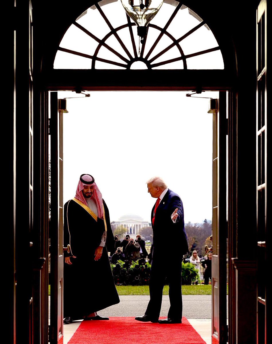 X0O0_X0O0's tweet image. اجزم انو مافي حاكم او رجل سياسي عنده هيبة في الحضور مثل ولي العهد الامير #محمد_بن_سلمان 🙅🏻‍♀️🔥