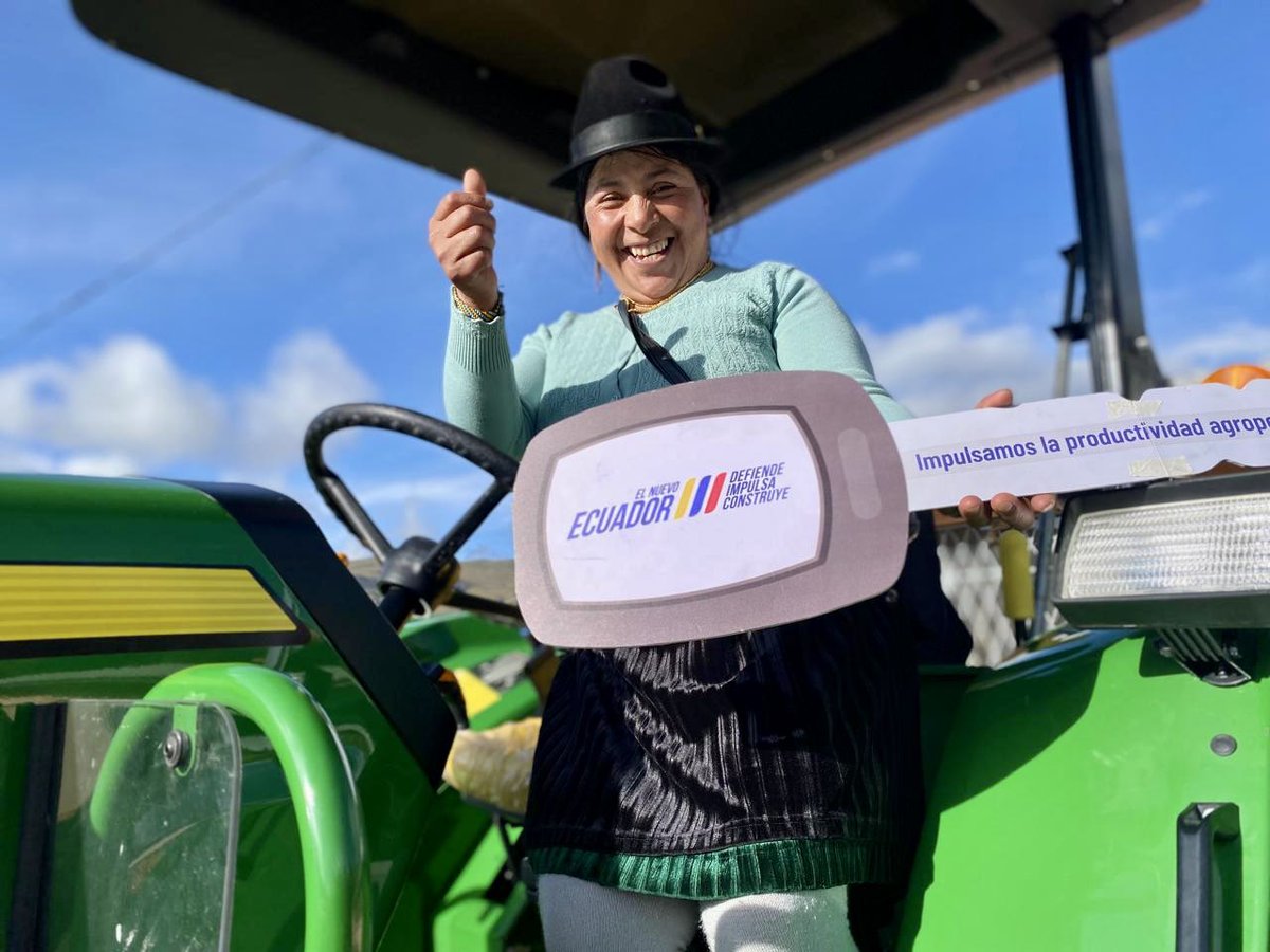 AgriculturaEc's tweet image. #Cotopaxi | Entregamos un tractor agrícola a los productores de la Comuna Salamalag Chico 10 de Agosto, de la parroquia Guangaje, beneficiando directamente a más de 100 familias del sector. 

En #ElNuevoEcuador trabajamos por el desarrollo del agro y el bienestar de nuestras